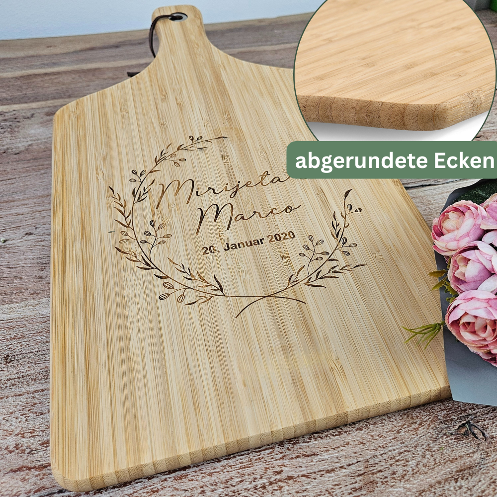 Detailfoto der geraden Kanten eines Bambus Schneidebretts. Hochwertige Verarbeitung und stabile Materialstärke – personalisierbar als Hochzeitsgeschenk.