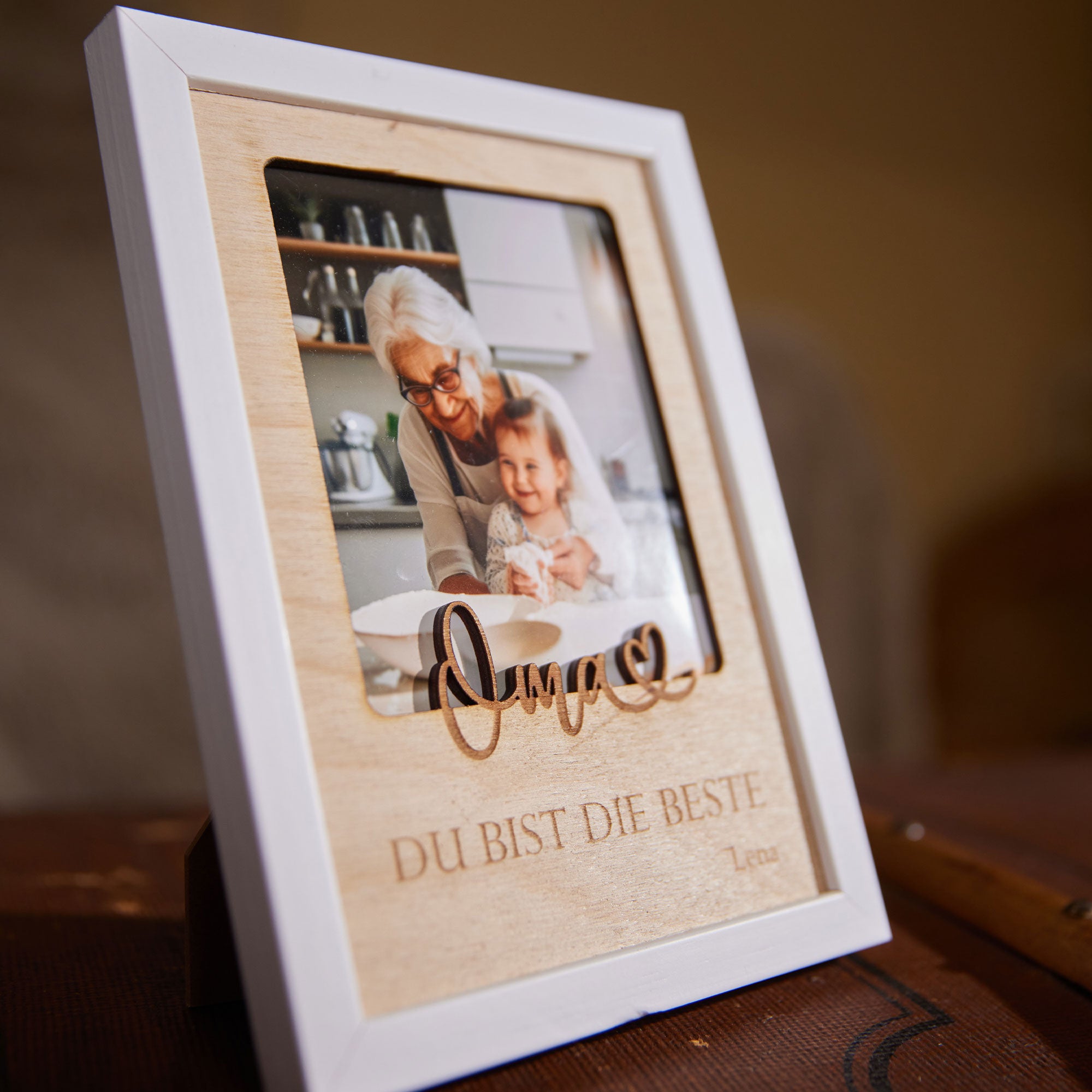 Personalisierter Bilderrahmen für Oma – Geschenk mit Foto in emotionaler Szene