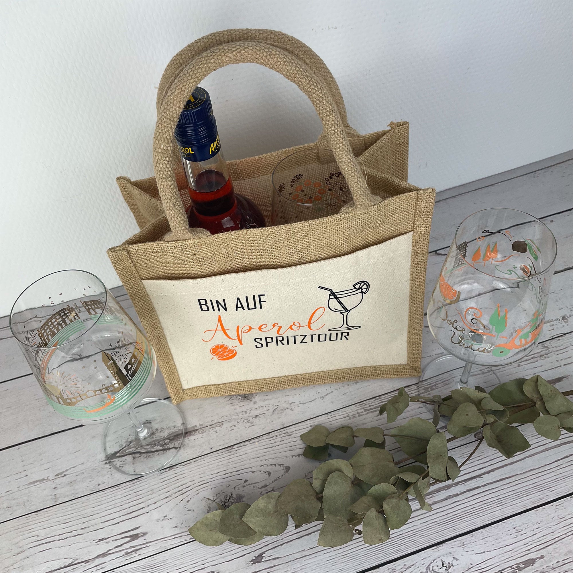 Jutetasche 'Bin auf Aperol Spritztour' gefüllt mit Aperol und Gläsern – perfekt als Geschenkverpackung