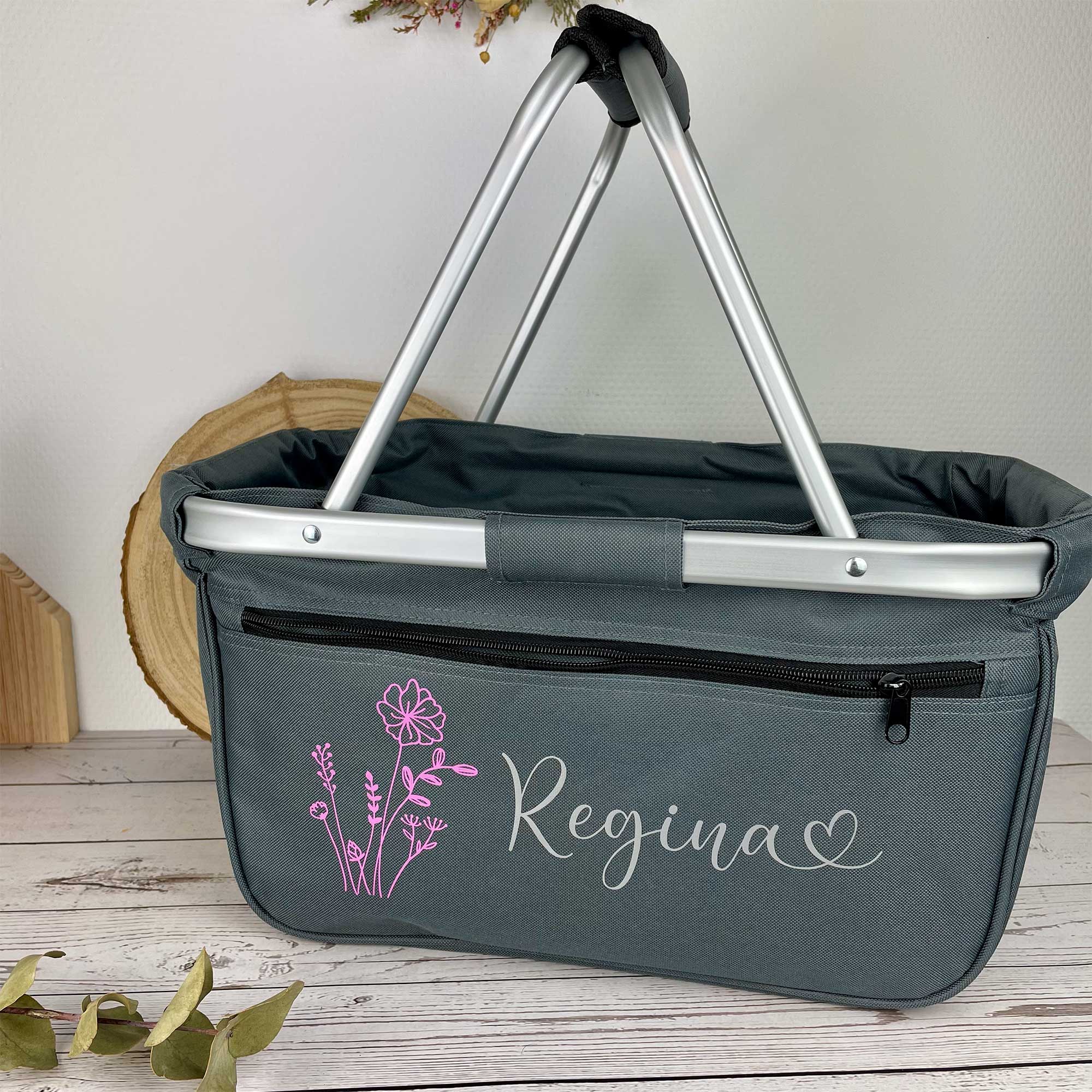 Einkaufskorb personalisiert mit Name Regina in Herzschrift und Blumenmotiv, Indoor Szene mit Deko