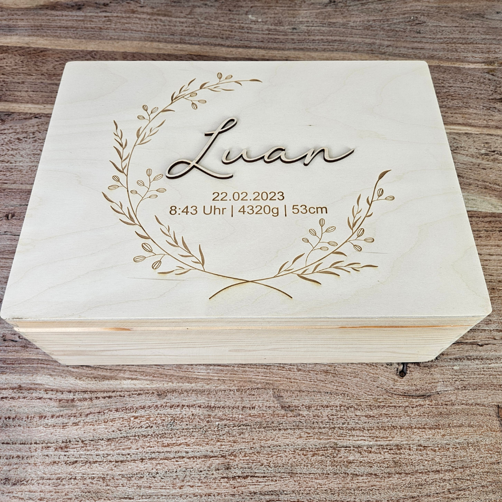 Erinnerungskiste Baby personalisiert mit 3D Namen – Holz Erinnerungsbox zur Geburt & Taufe – Geburtsgeschenk & Taufgeschenk