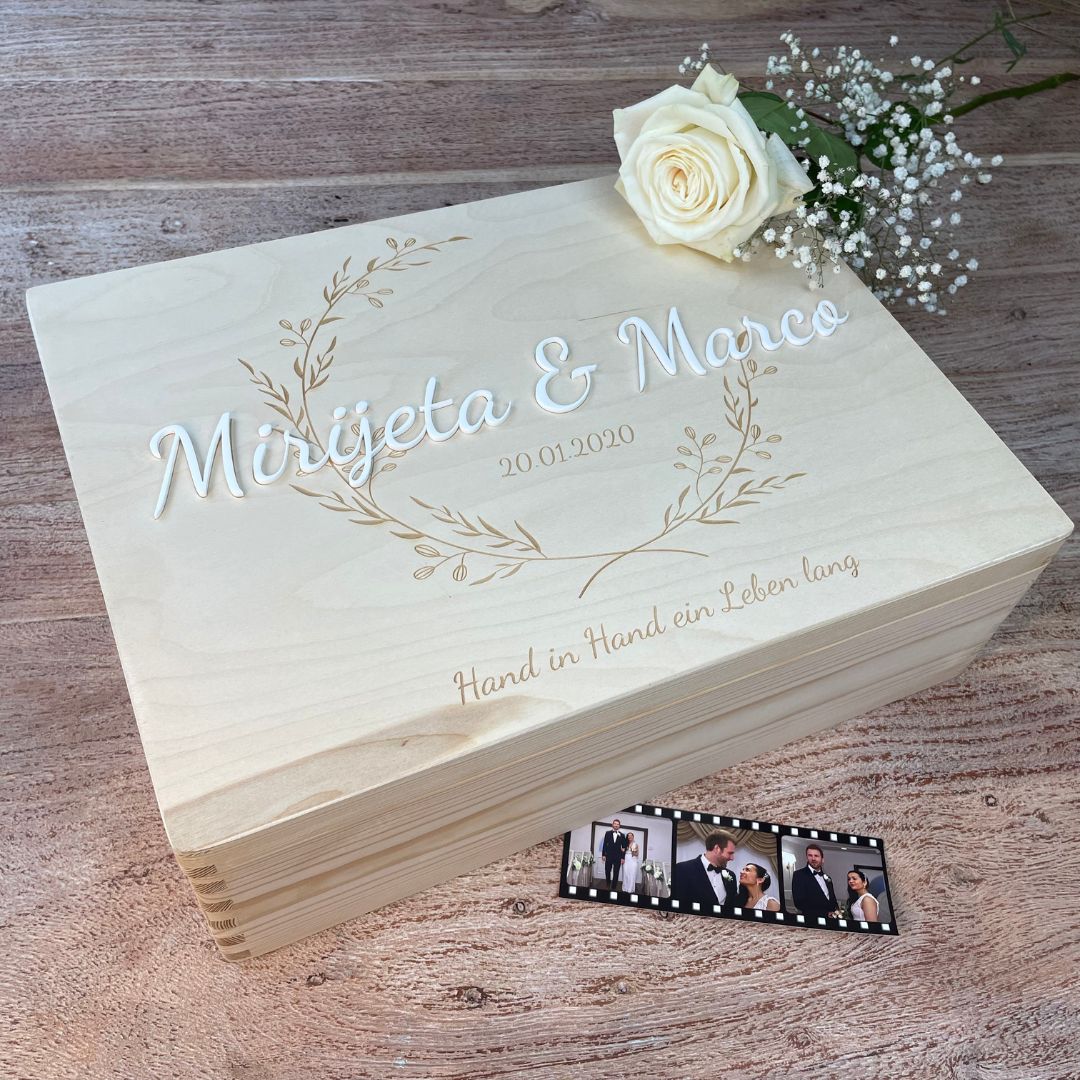 Personalisierte Erinnerungskiste zur Hochzeit mit 3D-Namen, Gravur und weißer Rose – hochwertiges Geschenk für das Brautpaar.