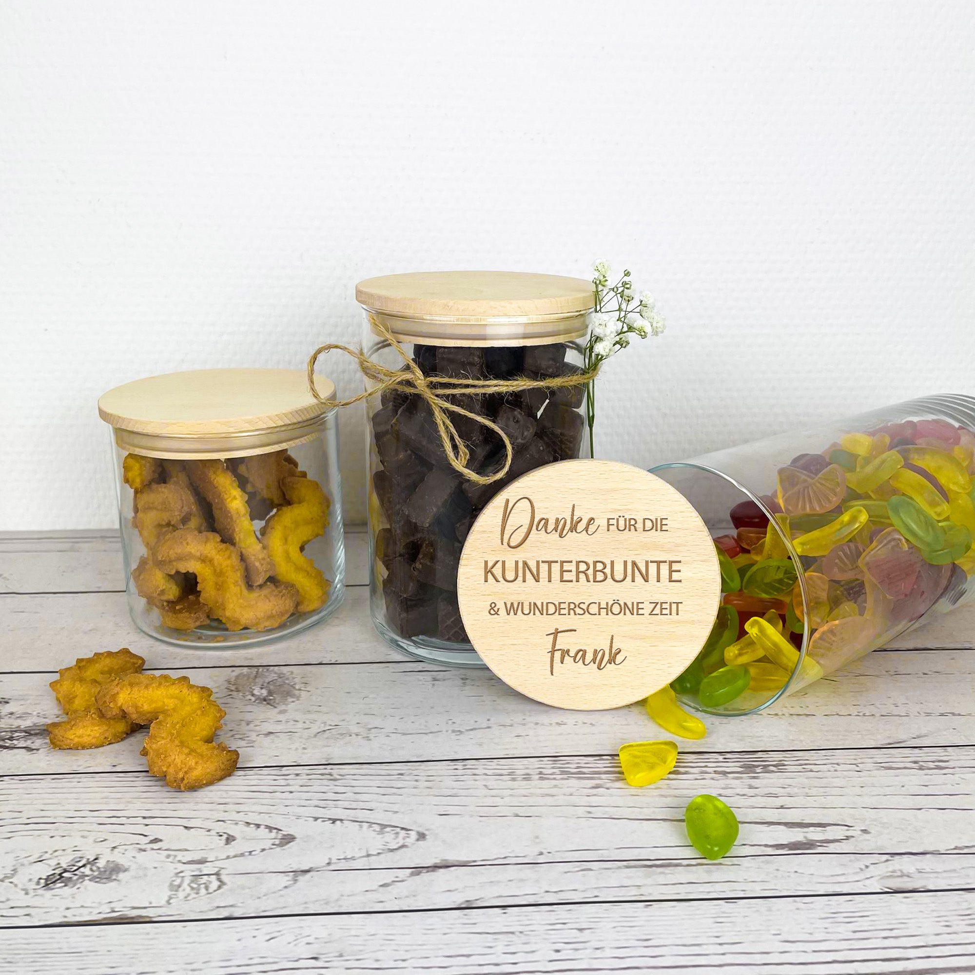 Hochwertiges Vorratsglas mit Gravur und Holzdeckel – persönliches Geschenk zum Abschied für die Erzieherin mit Name graviert.