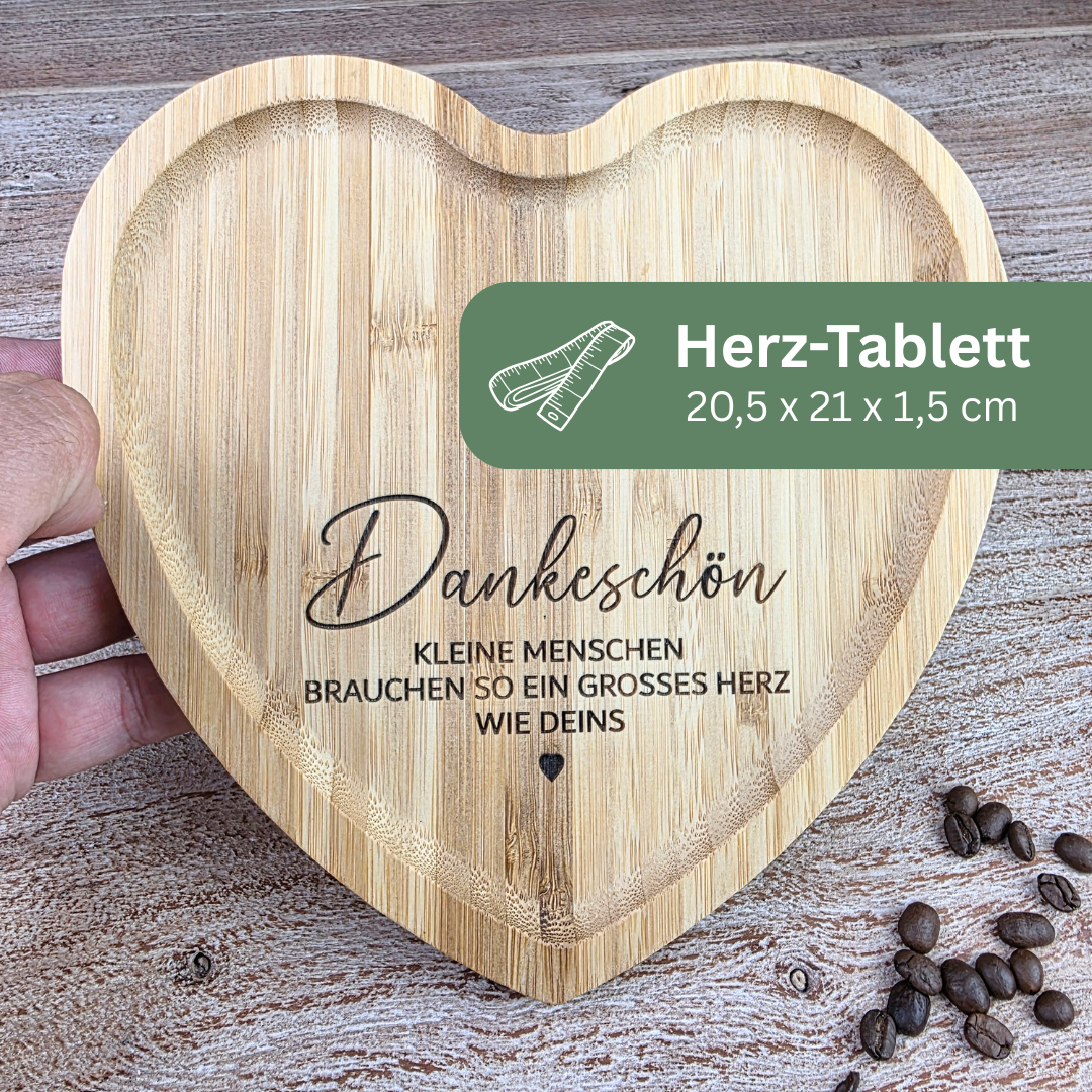 Abschiedsgeschenk Erzieherin – Personalisierte Tasse mit Namen & Herz-Tablett - KLEINE MENSCHEN BRAUCHEN SO EIN GROSSES HERZ WIE DEINS