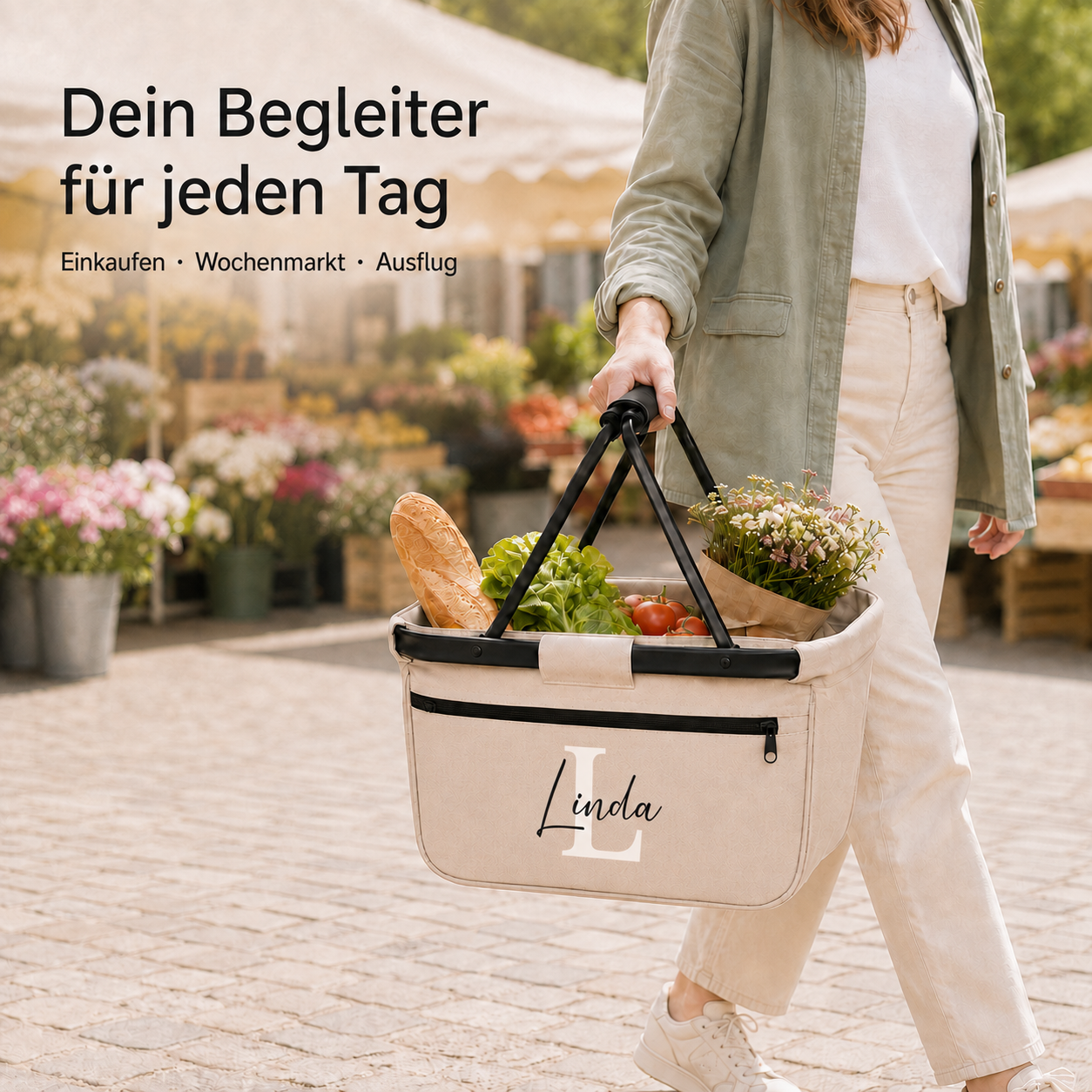 Frau trägt einen faltbaren beigen Einkaufskorb mit weißem Initial L und schwarzem Namen Linda auf dem Wochenmarkt.