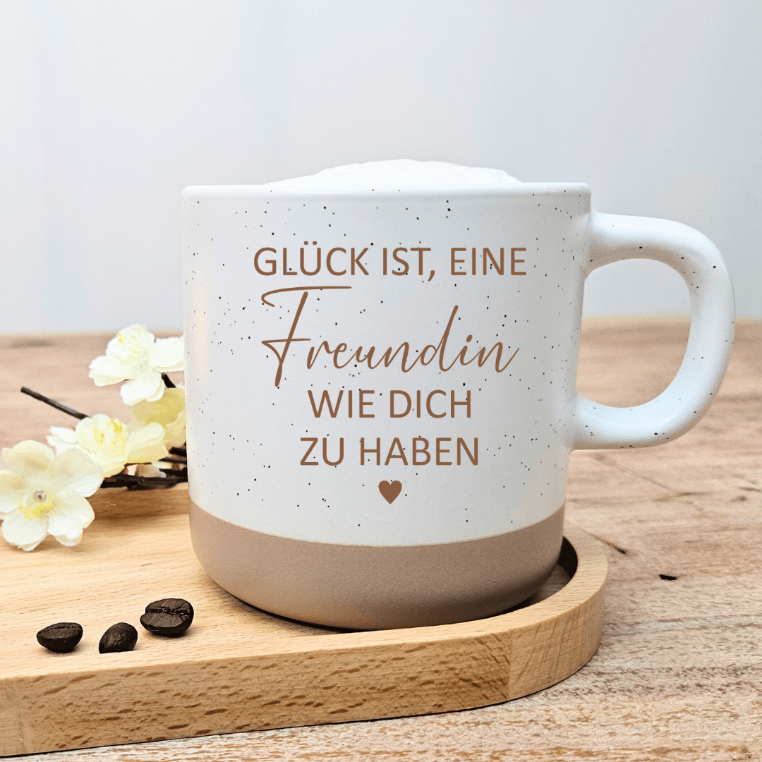 Geschenk für Freundin – Steingut Tasse „Glück ist, eine Freundin wie dich zu haben“