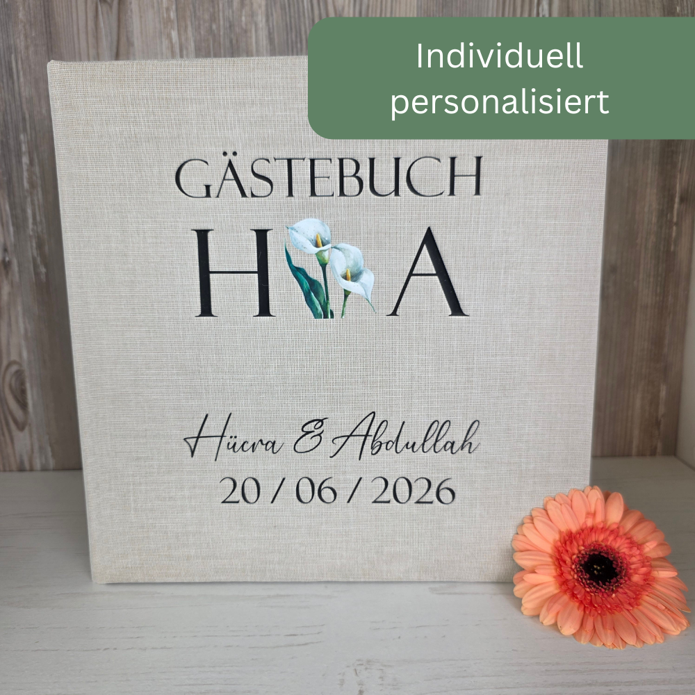 Frontansicht eines personalisierten Gästebuchs zur Hochzeit mit Initialen, Namen und Hochzeitsdatum auf Leineneinband.