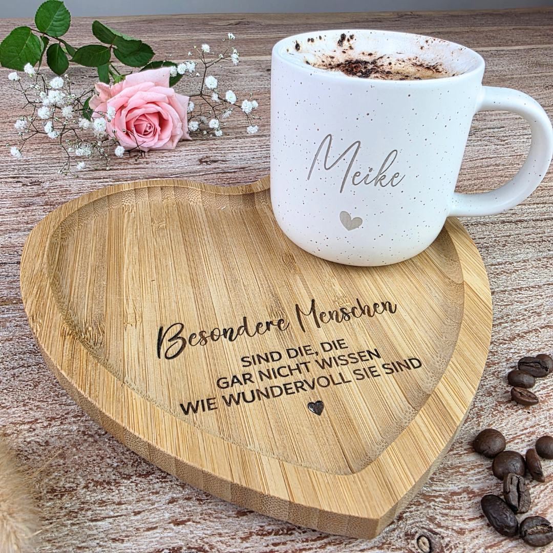 Geburtstagsgeschenk für Freundin mit gravierter Tasse und Herztablett aus Bambus