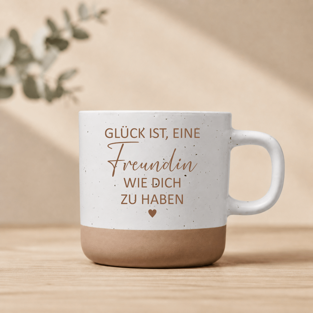 Geschenk für Freundin – Steingut Tasse „Glück ist, eine Freundin wie dich zu haben“