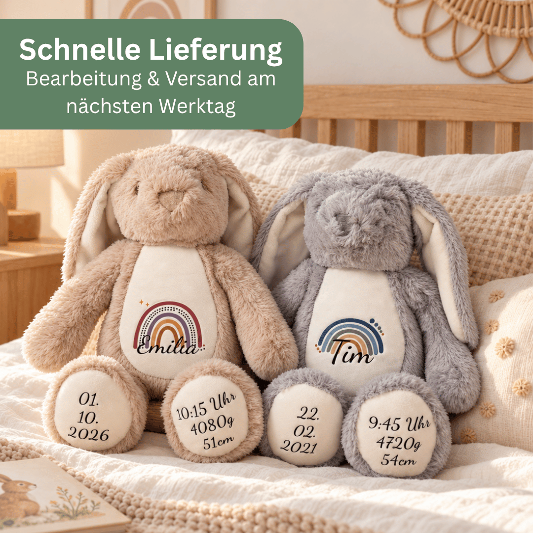 Weiße Fußsohlen des Kuschelhasen mit Geburtsdatum, Geburtszeit, Geburtsgewicht und Geburtsgröße des Babys.