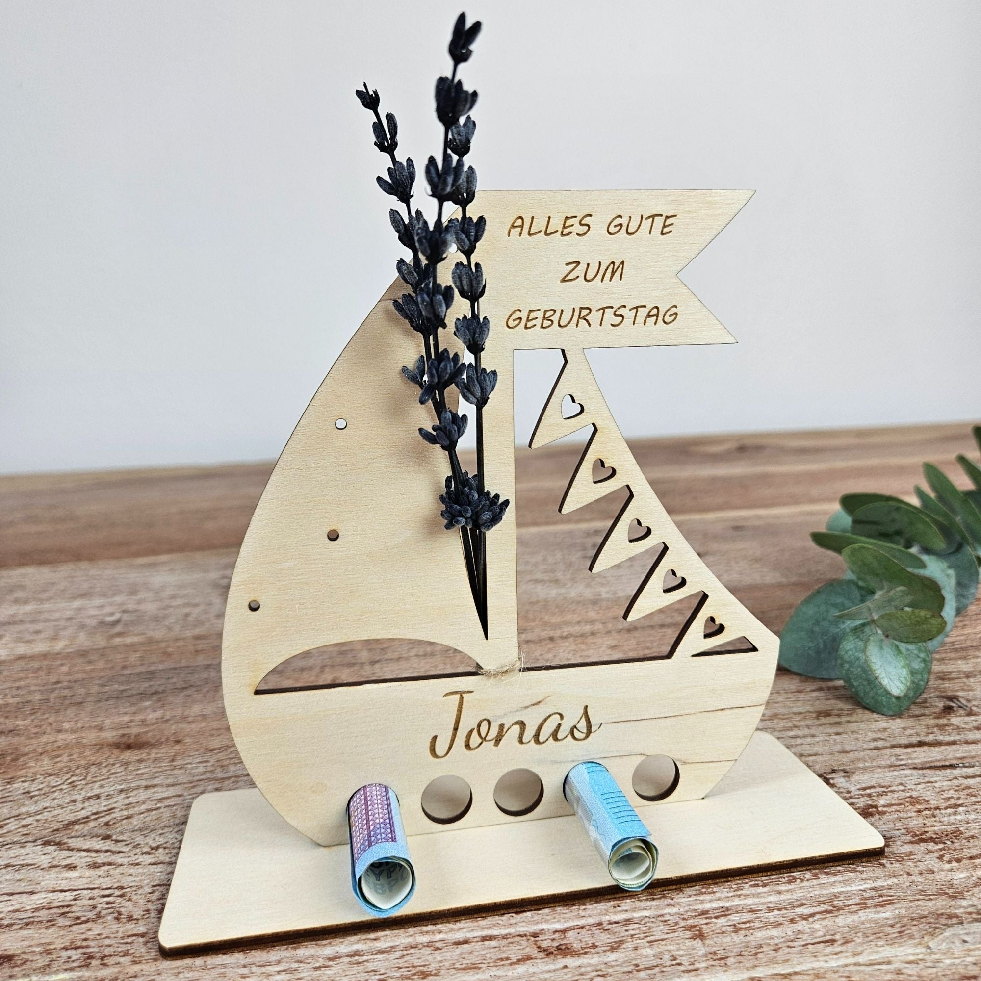 Holzboot zum Geburtstag mit Gravur „Alles Gute zum Geburtstag“, Name Jonas und Trockenblumen – handgefertigt