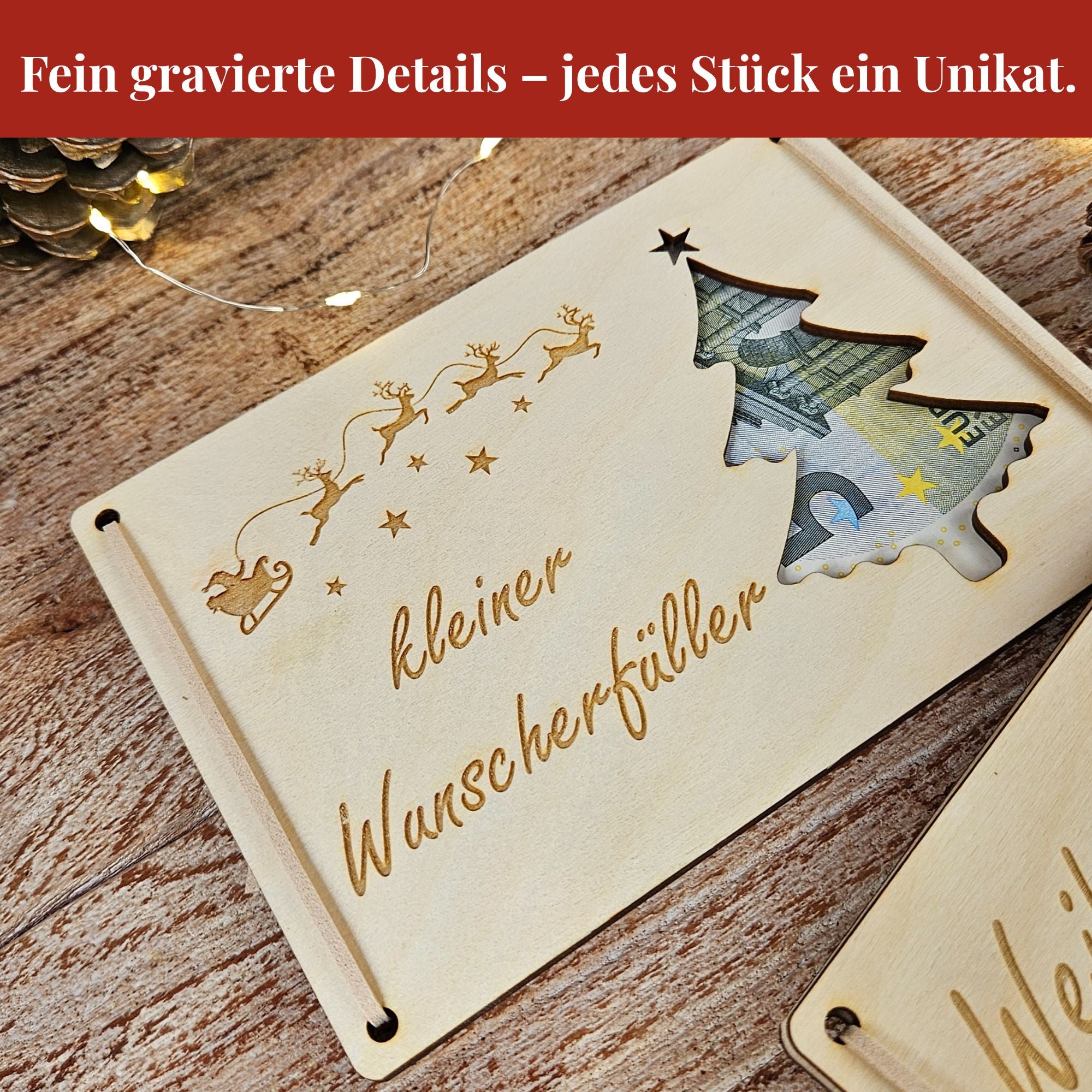 Fein gravierte Holzkarte mit Weihnachtsbaum-Design als originelles Geldgeschenk zu Weihnachten, gefertigt aus Birkenholz.