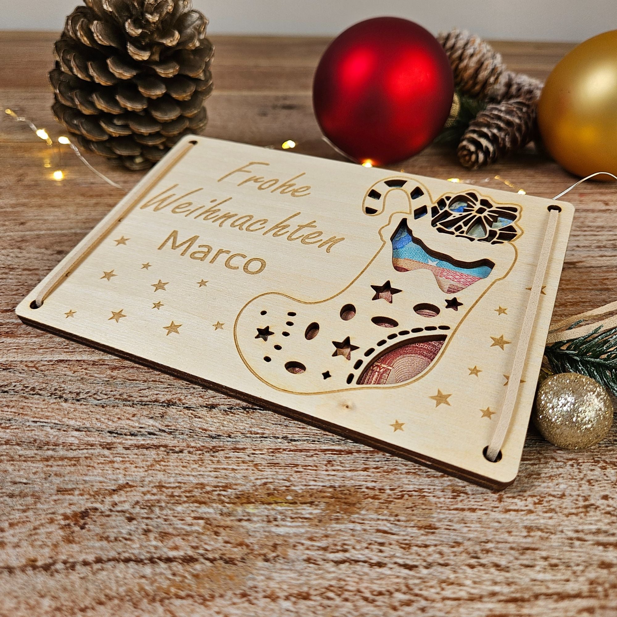 Holzkarte als Geldgeschenk zu Weihnachten mit Weihnachtsstrumpf-Motiv und Gravur Frohe Weihnachten Marco.