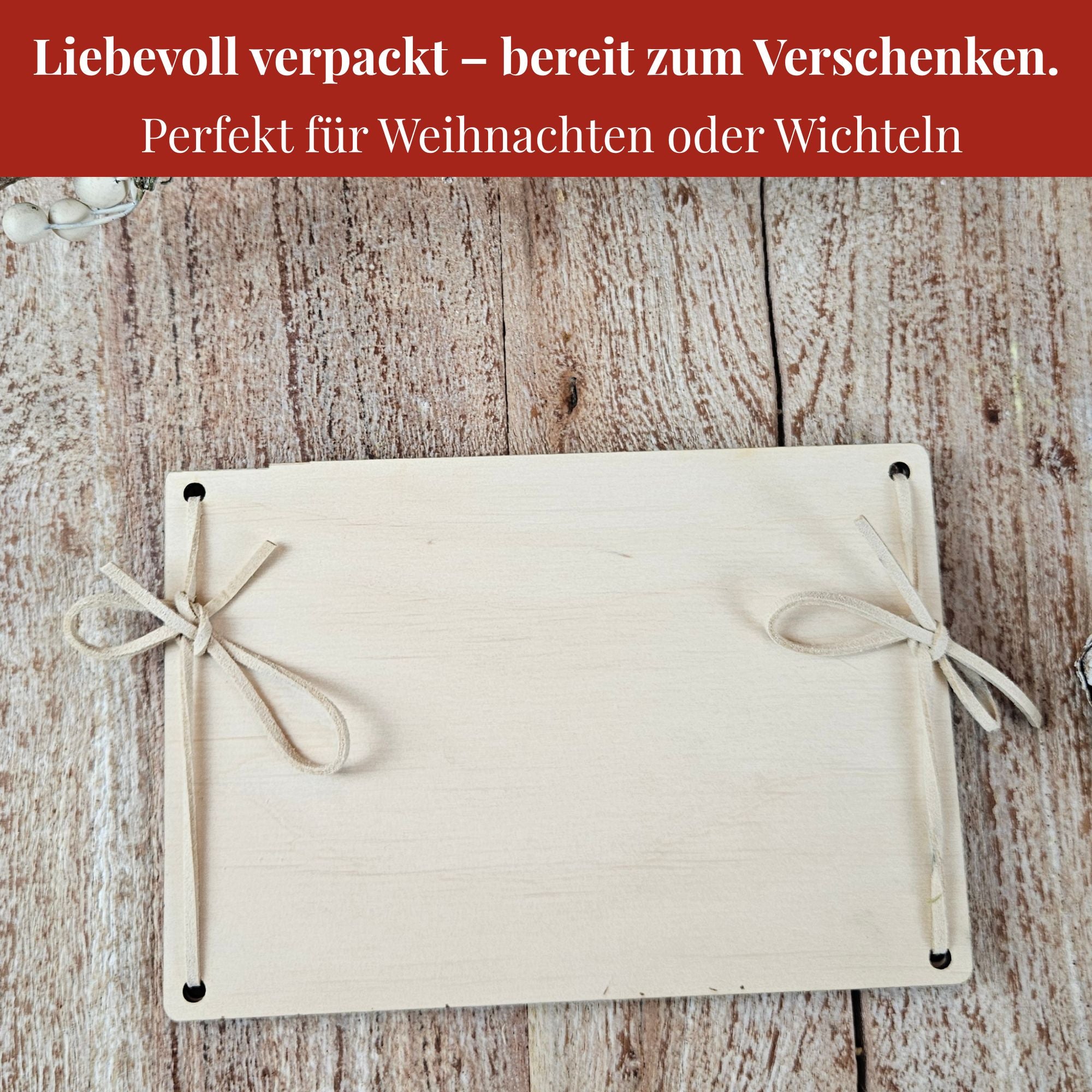 Rückseite der Holzkarte als Geldverpackung zu Weihnachten, liebevoll gebunden mit Kunstlederband und Schleife.