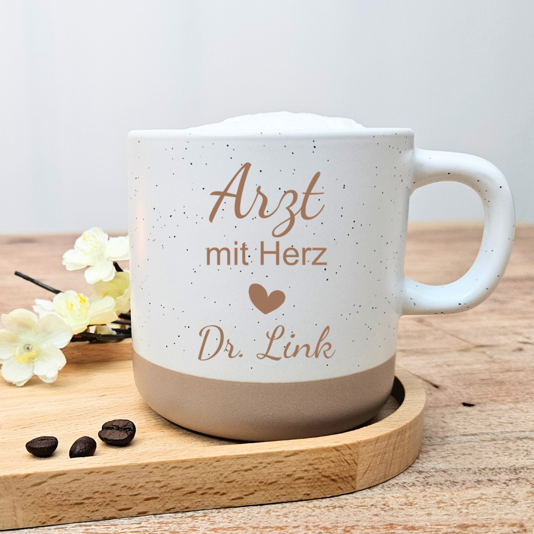Ärztin mit Herz Tasse personalisiert mit Wunschname. Liebevolles Dankeschön Geschenk für Ärztin, Hausarzt oder medizinisches Personal im Krankenhaus.