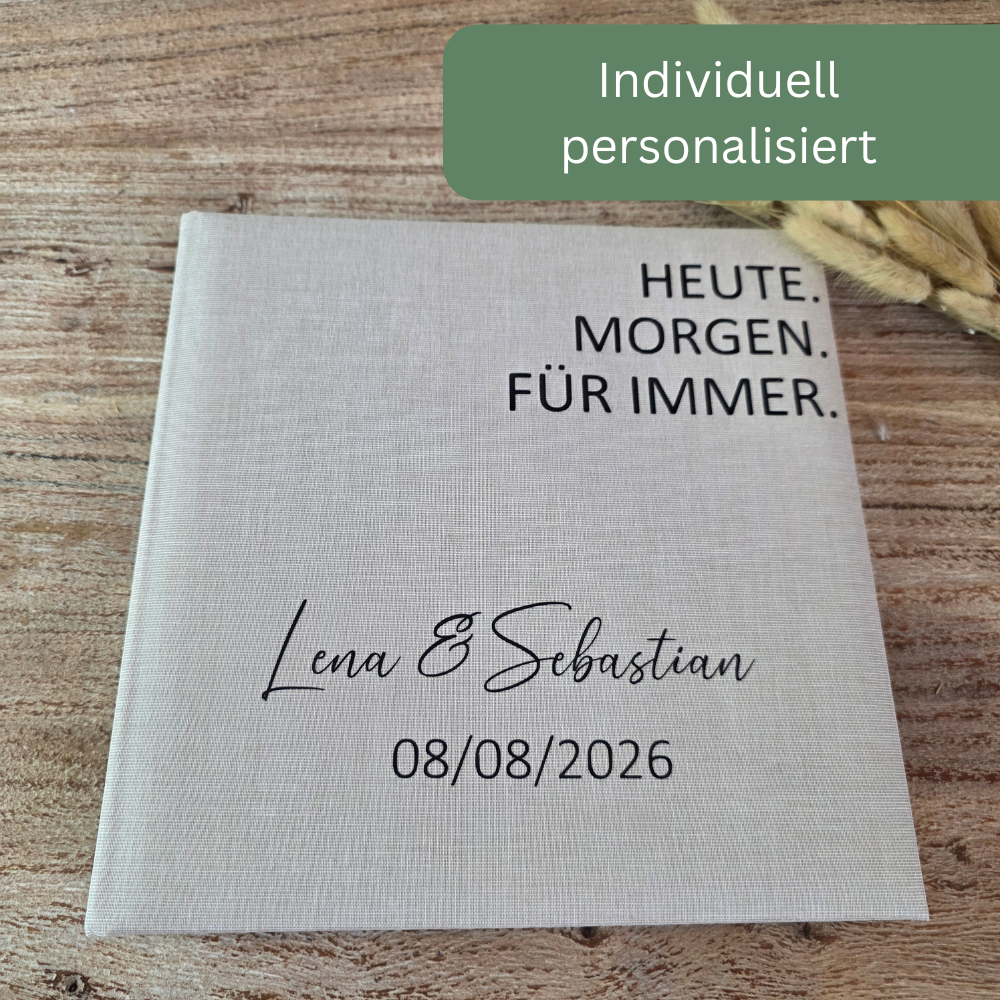 Personalisiertes Gästebuch aus Leinen als besonderes Geschenk für das Brautpaar zur Hochzeit mit Namen und Datum.
