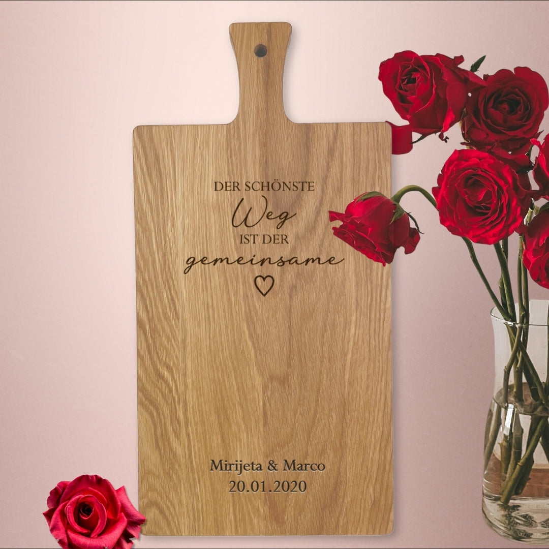 Hochzeitsgeschenk mit Gravur und Rosen – edles Schneidebrett personalisiert mit Namen und Datum