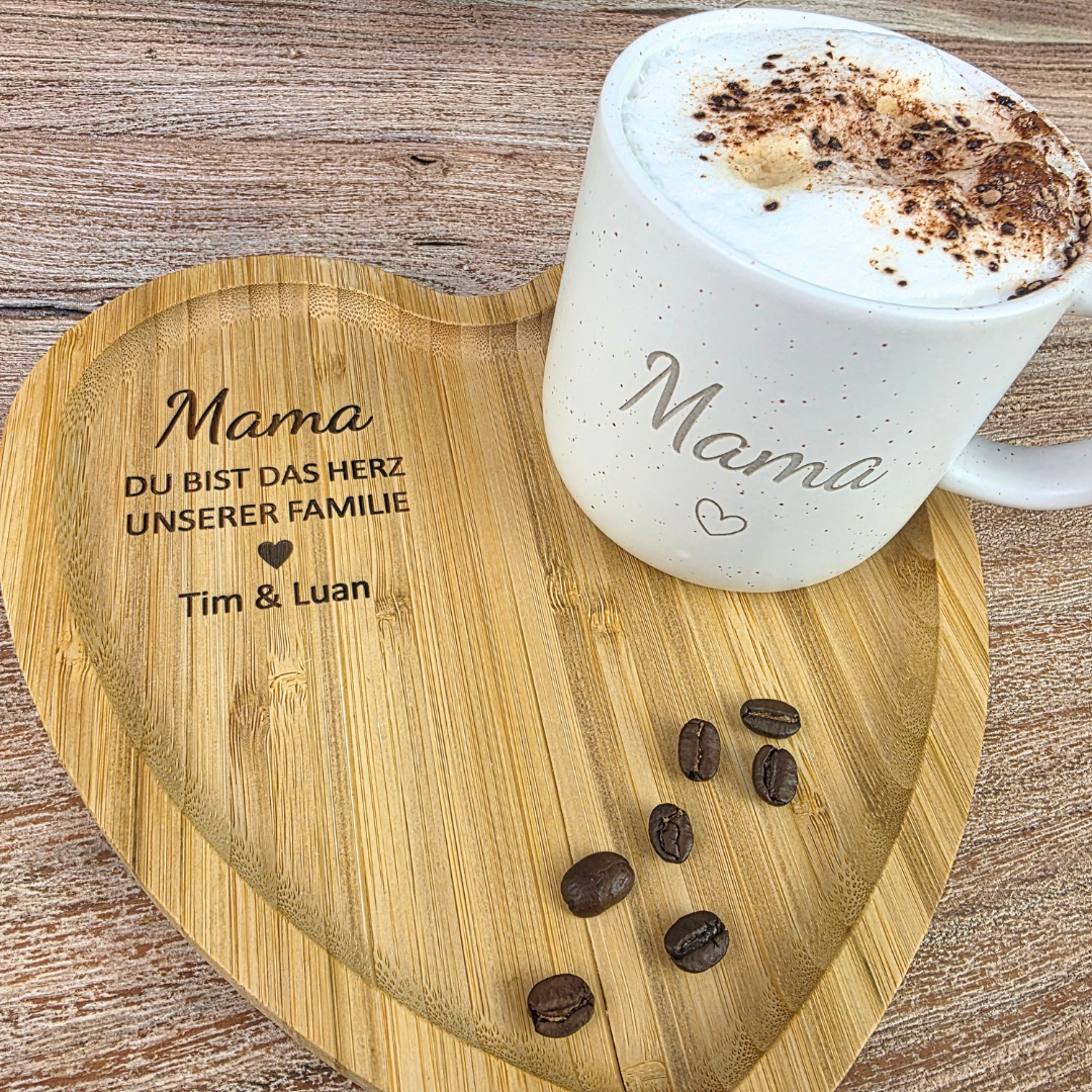 Muttertagsgeschenk Mama personalisiert – Tasse Mama & Herz Tablett mit Gravur | Geschenk für Mama & Oma | Du bist das Herz unserer Familie + Namen