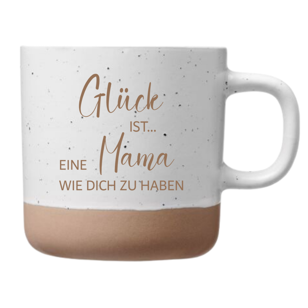 Personalisierte Tasse aus Steingut in Beige mit Gravur „Glück ist eine Mama wie dich zu haben“ – liebevolles Geschenk für Mama