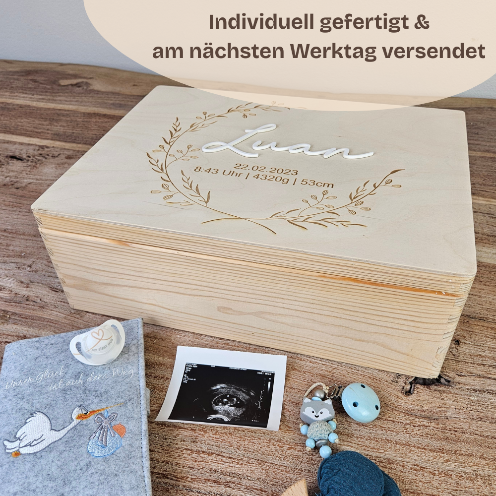Erinnerungskiste Baby personalisiert mit 3D Namen – Holz Erinnerungsbox zur Geburt & Taufe – Geburtsgeschenk & Taufgeschenk