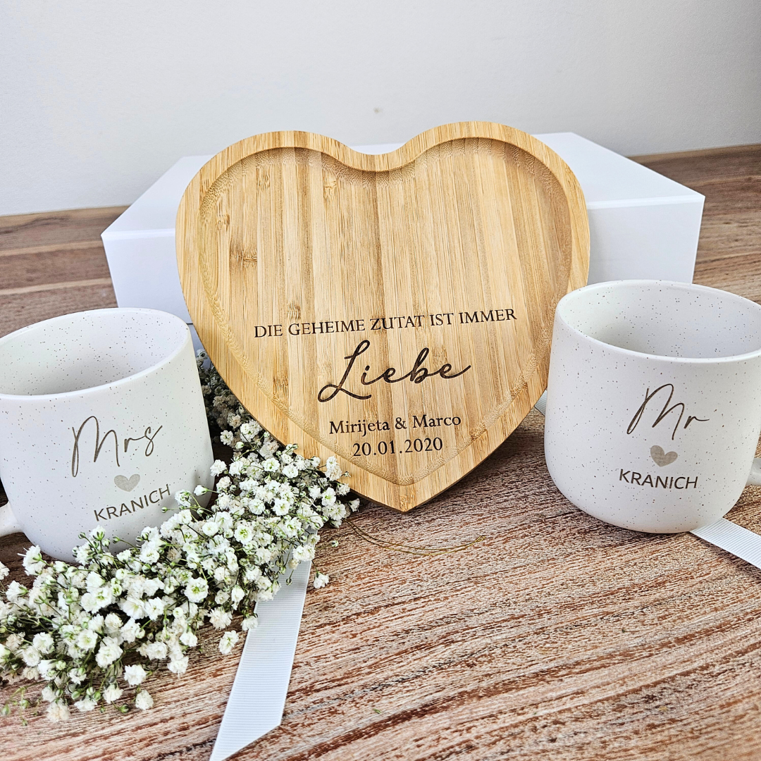 Hochzeitsgeschenk personalisiert – Mr & Mrs Tassen mit Namen & Herz-Tablett | Geschenk für das Brautpaar | Steingut Tasse Neutral