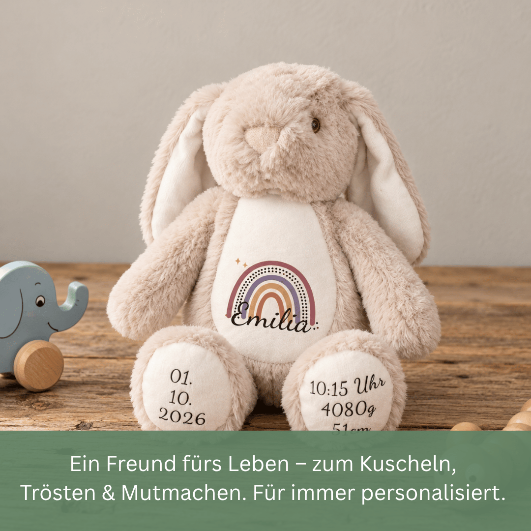 

Personalisierter Kuschelhase mit Name und Geburtsdaten in einer natürlichen Kinderzimmerszene mit dezenten Holzspielzeugen.