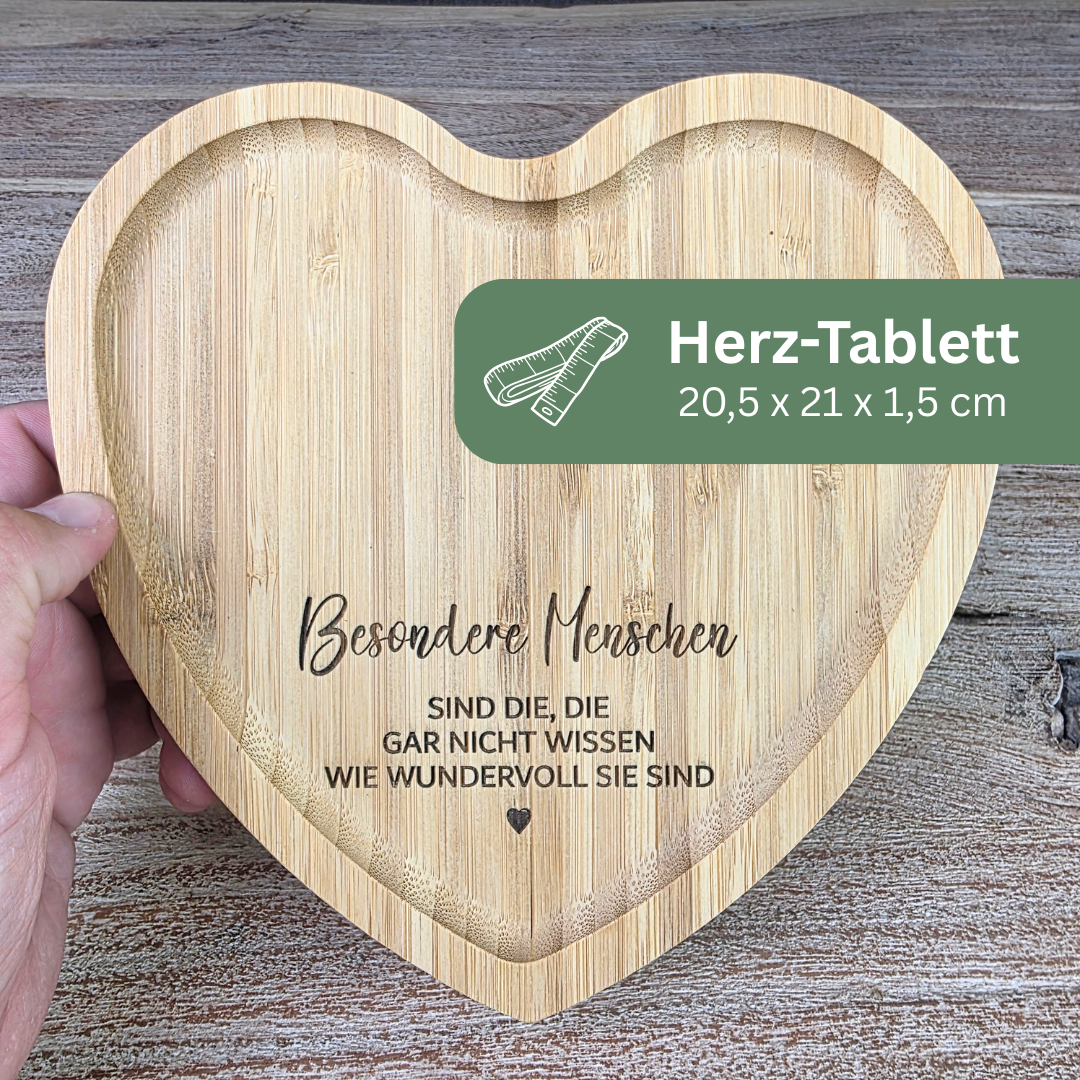 Persönliches Geschenk für die Freundin mit gravierter Tasse und Herztablett aus Bambus