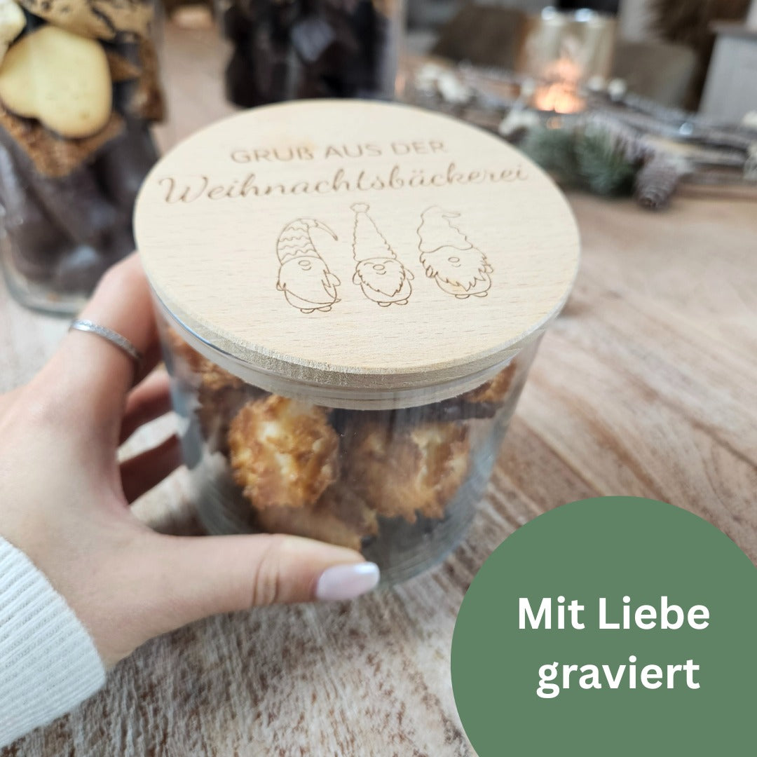 Geschenkglas Weihnachten mit graviertem Holzdeckel und Wichtel-Motiv, ideal als Keksdose oder Plätzchendose