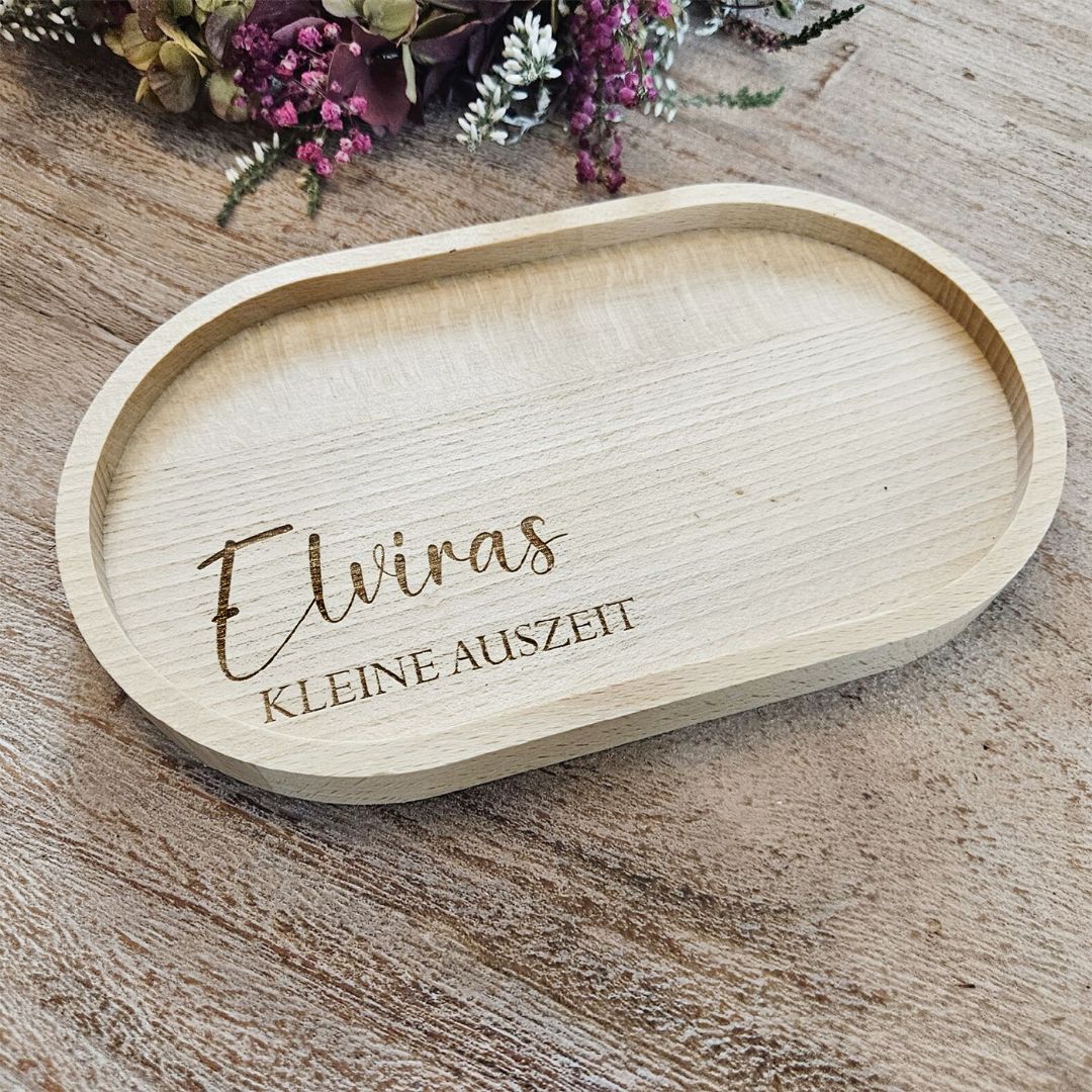 Personalisiertes Tablett mit Gravur 'Elviras kleine Auszeit' und Blumen im Hintergrund