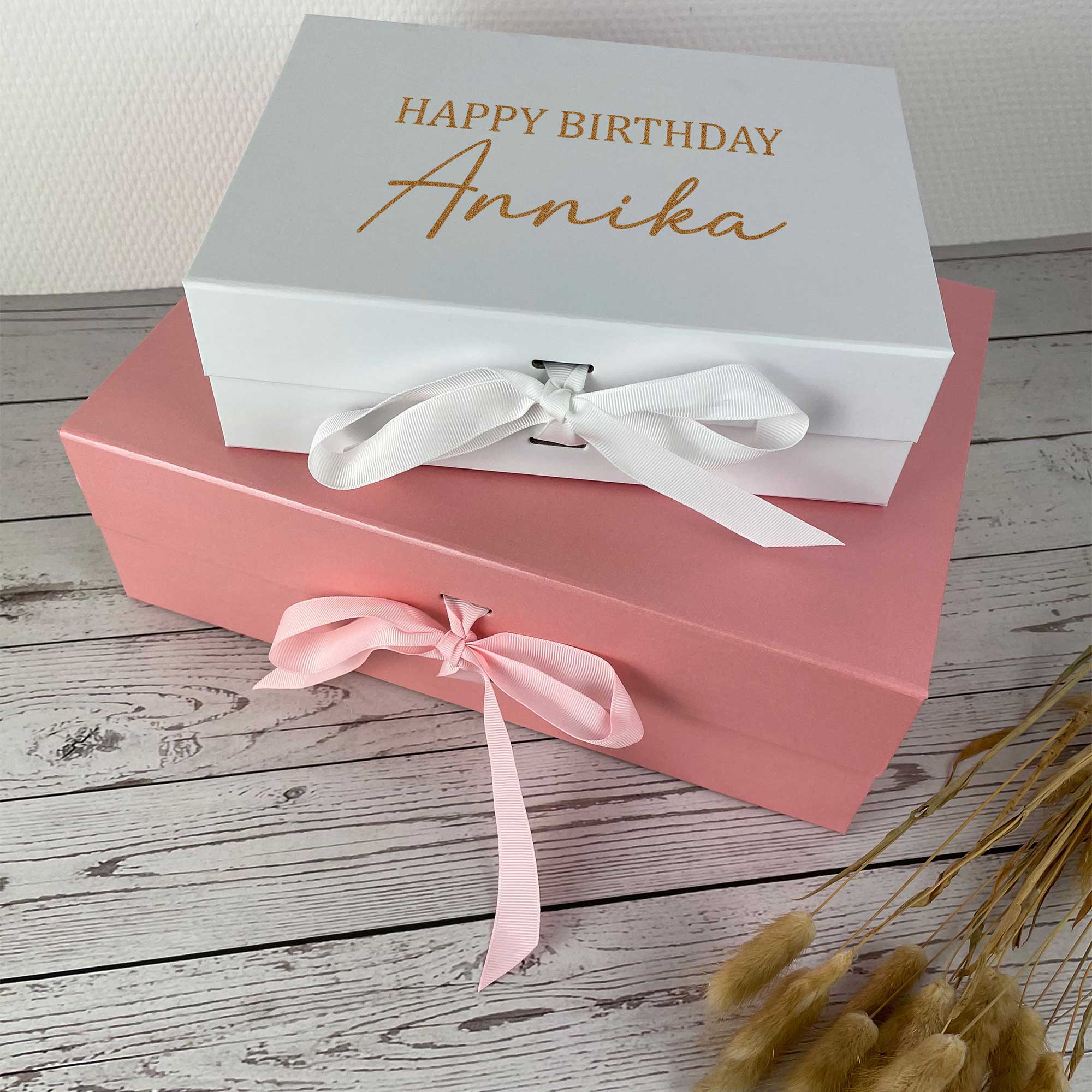 Zwei Geschenkboxen mit 'Happy Birthday' und Namen personalisiert
