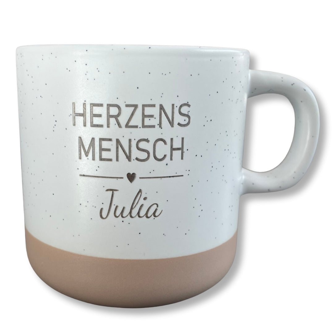 Personalisierte Herzensmensch Tasse aus Steingut mit Gravur und Namen Julia, Geschenkidee für Freundin oder Mama