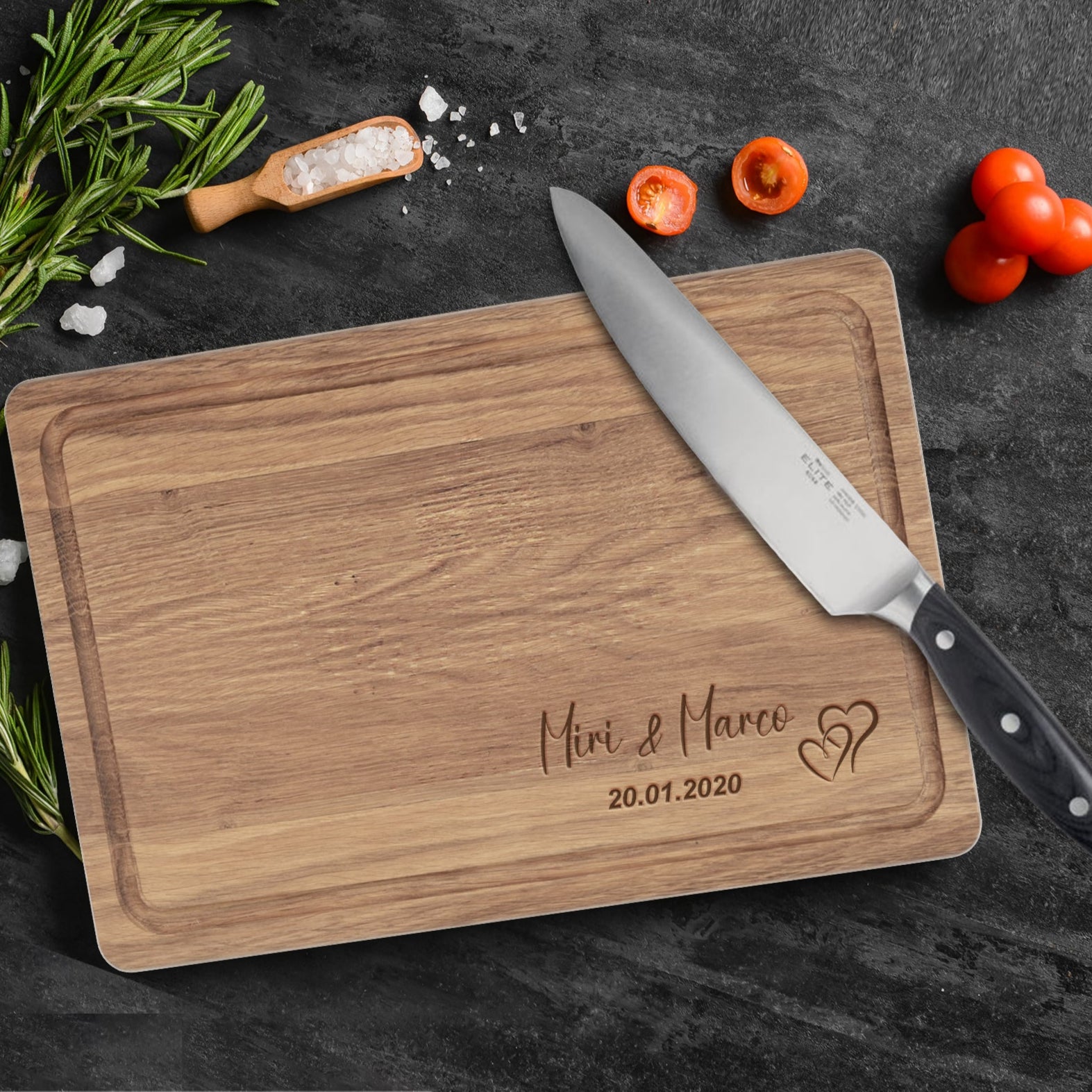 Graviertes Schneidebrett aus Eiche mit Herzmotiv, zwei Namen und Datum als personalisiertes Hochzeitsgeschenk