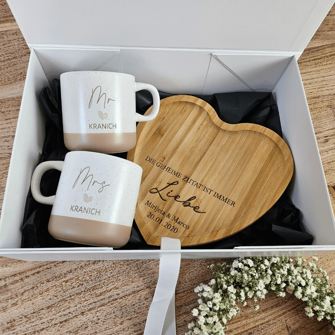 Hochzeitsgeschenk Set mit zwei gravierten Mr & Mrs Tassen und personalisiertem Herz-Tablett in hochwertiger Geschenkbox. Fertig verpacktes Geschenk zur Hochzeit für das Brautpaar.