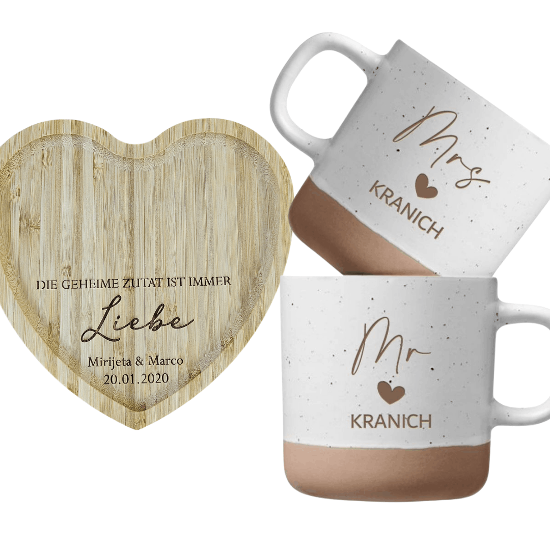 Personalisiertes Hochzeitsgeschenk mit zwei Steingut Tassen Mr & Mrs und graviertem Herz-Tablett aus Holz. Modernes Geschenkset zur Hochzeit für Brautpaare.