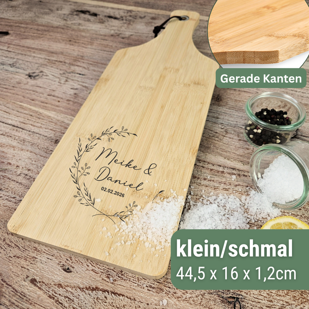 Detailaufnahme eines personalisierten Bambus Holzbretts mit feiner Lasergravur. Hochwertiges Schneidebrett personalisiert als Hochzeitsgeschenk oder Einzugsgeschenk.