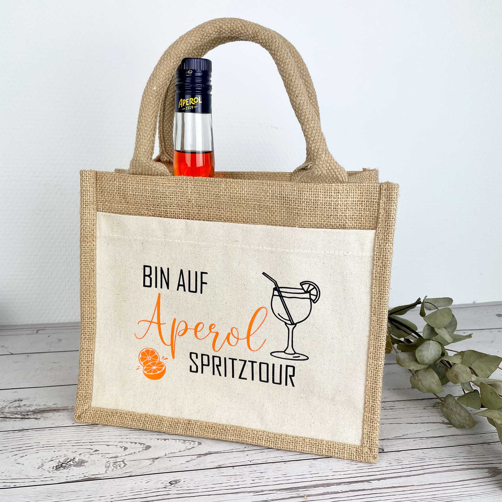 Jutetasche 'Bin auf Aperol Spritztour' mit Aperol Flasche – kreative Geschenkverpackung