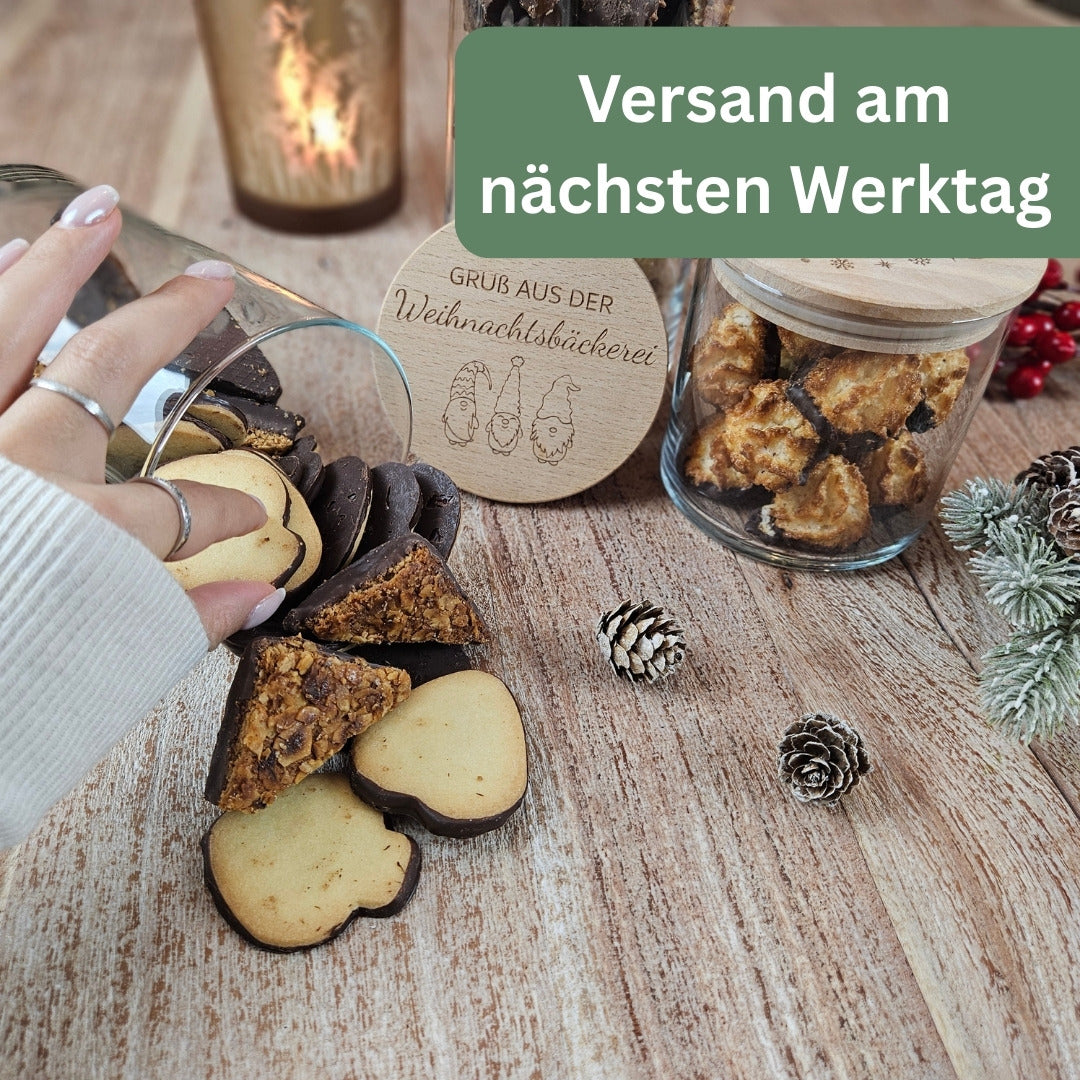 Keksdose Weihnachten Glas mit Gravur „Gruß aus der Weihnachtsbäckerei“, befüllt mit Plätzchen, schnelle Lieferung