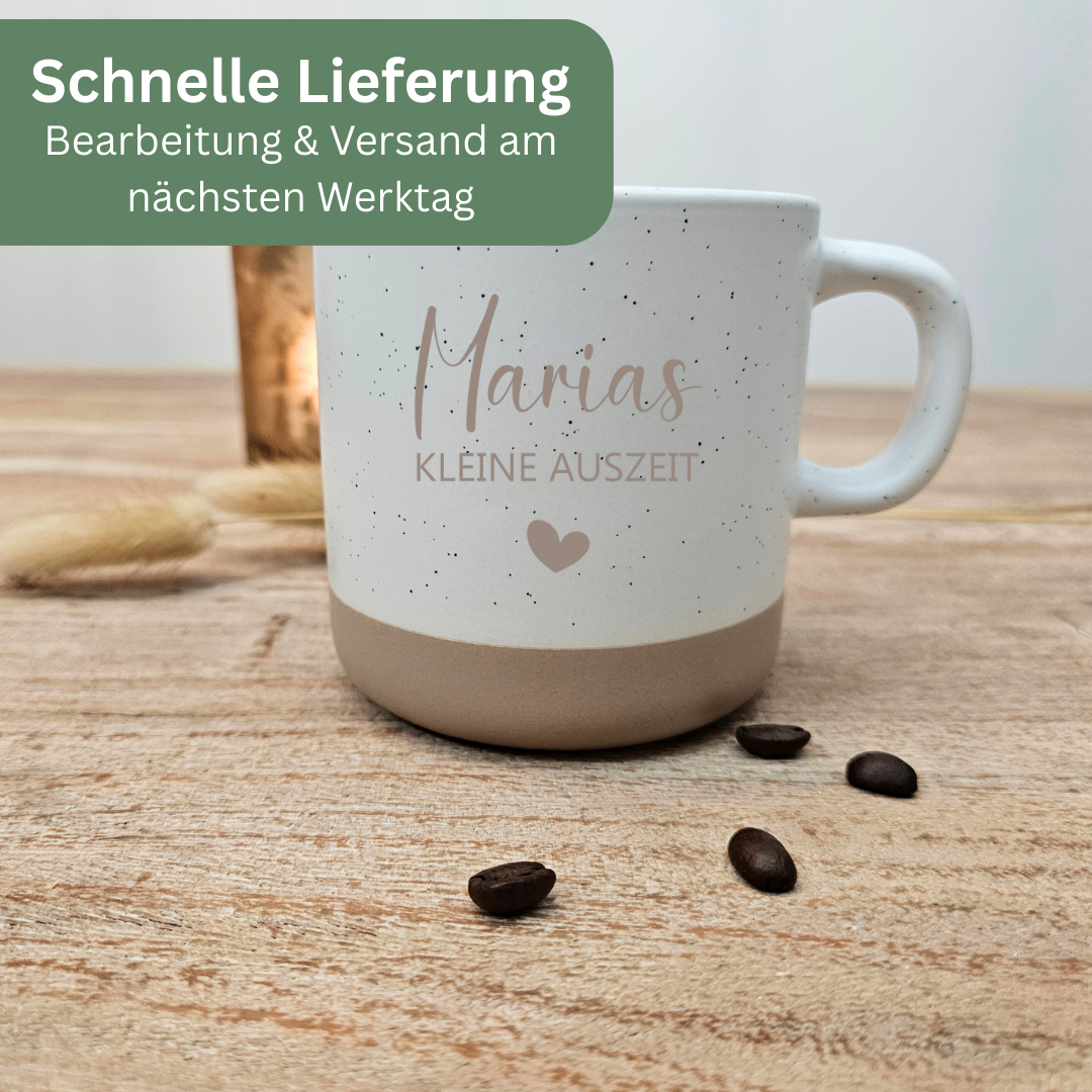 Detailansicht der Gravur auf personalisierter Steingut Tasse