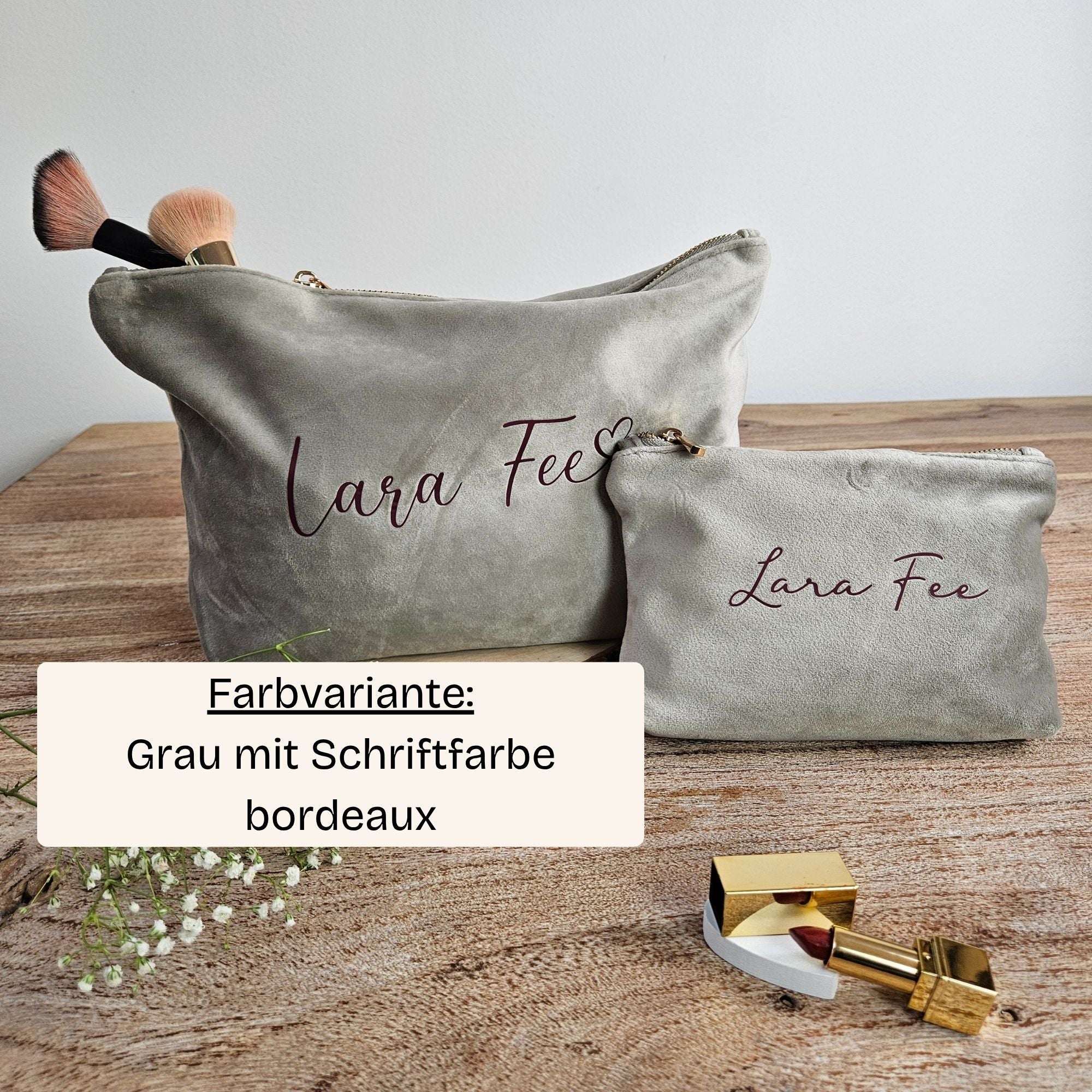 Set aus großer und kleiner Kosmetiktasche in Grau mit personalisiertem Namen Lara Fee – perfekt für Reise oder Alltag
