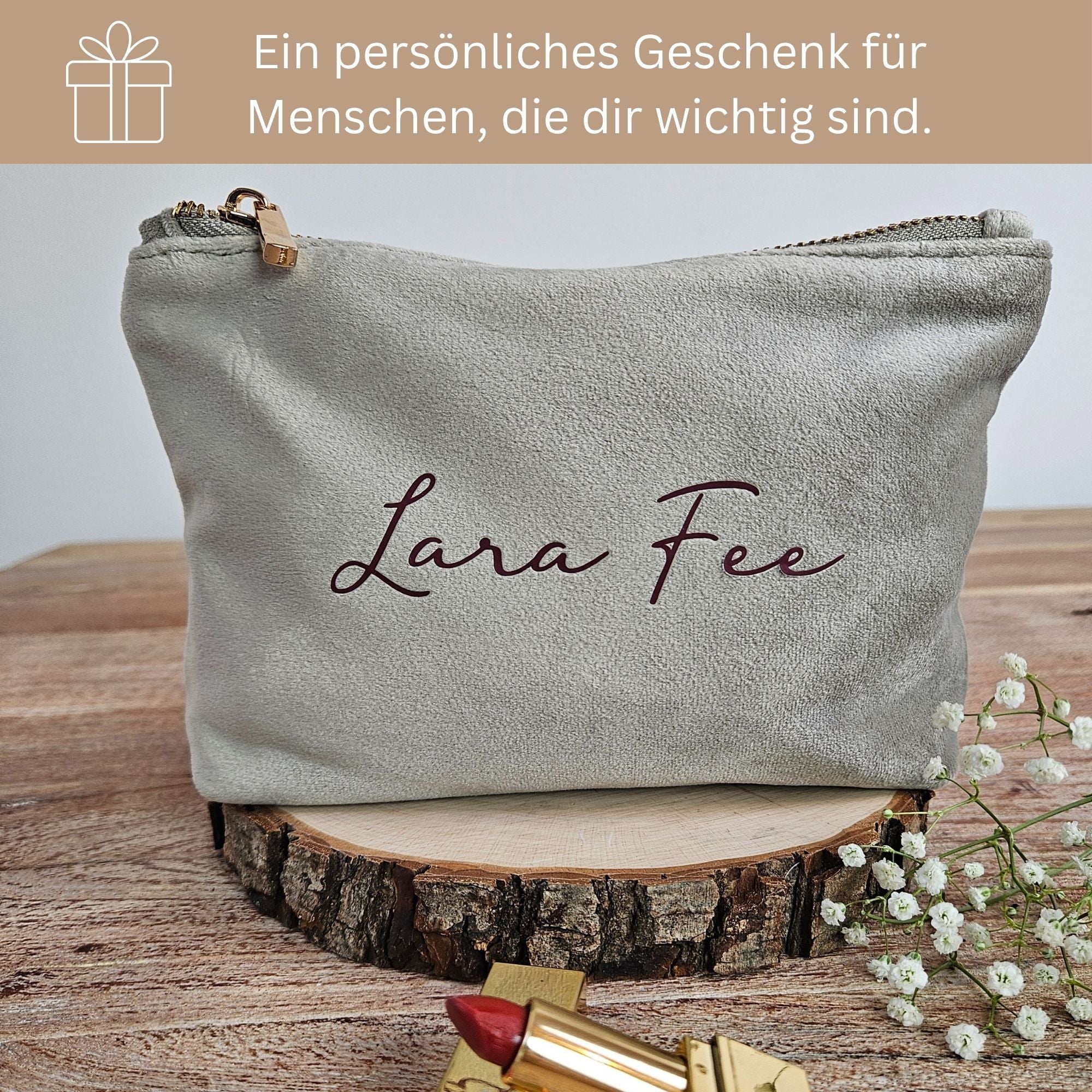Edle Kosmetiktasche aus grauem Samt mit bordeauxfarbener Namensgravur Lara Fee – stilvolles Geschenk für Frauen.