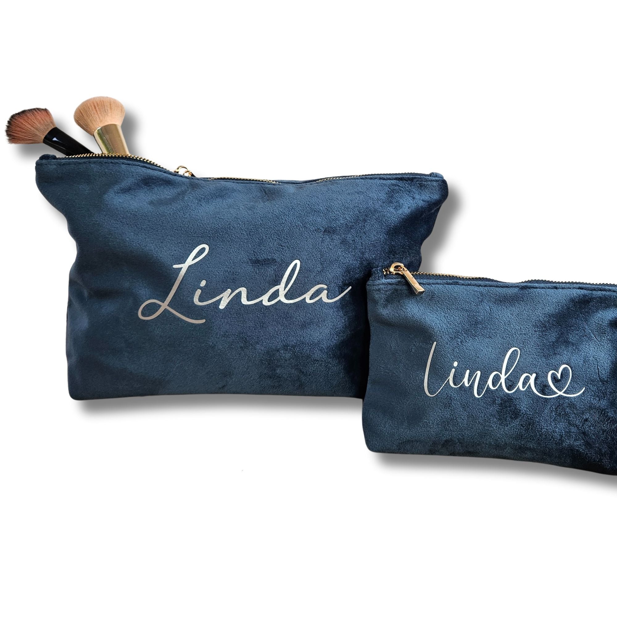 Personalisierte Kosmetiktasche aus blauem Samt mit silberner Schrift Linda – stilvolles Titelbild für Damen-Geschenk.