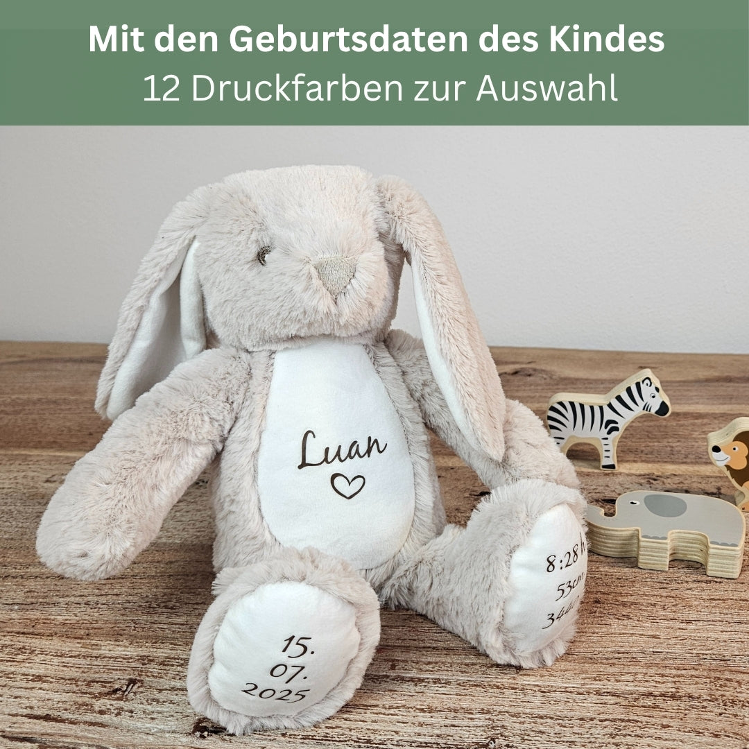 Kuscheltier mit Geburtsdaten des Kindes – personalisierbar in 12 Druckfarben