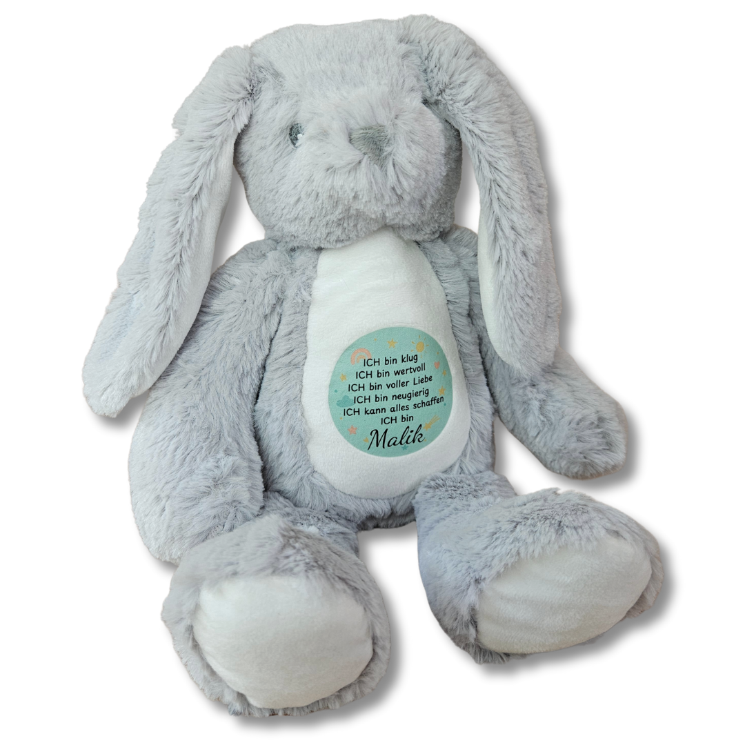 Personalisierter Kuschelhase mit Namen "Malik" und Affirmation in Mint – Geschenk zur Geburt oder Einschulung für Jungen.