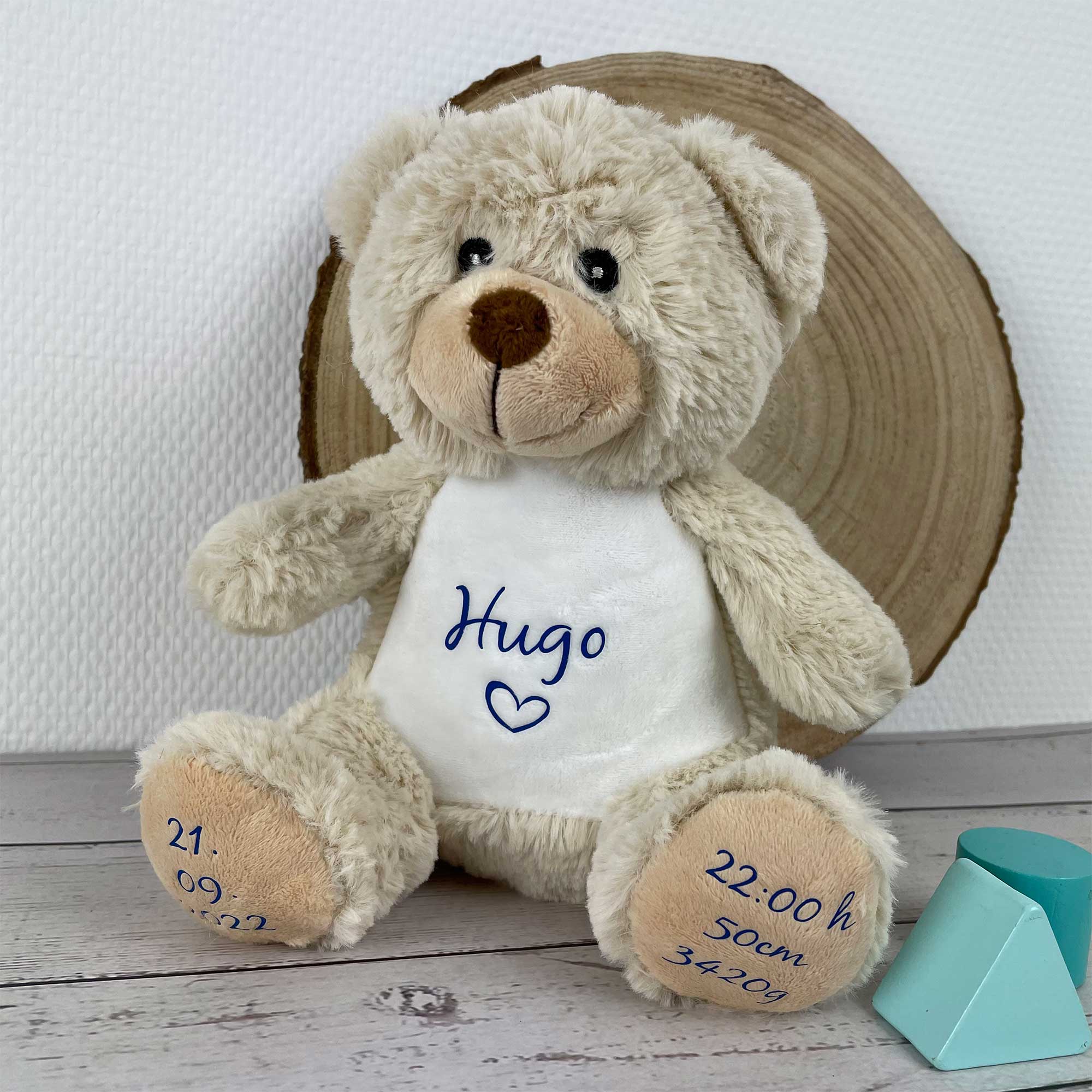 Kuscheltier personalisiert mit Name Hugo und Geburtsdatum – Teddy zur Geburt in Beige