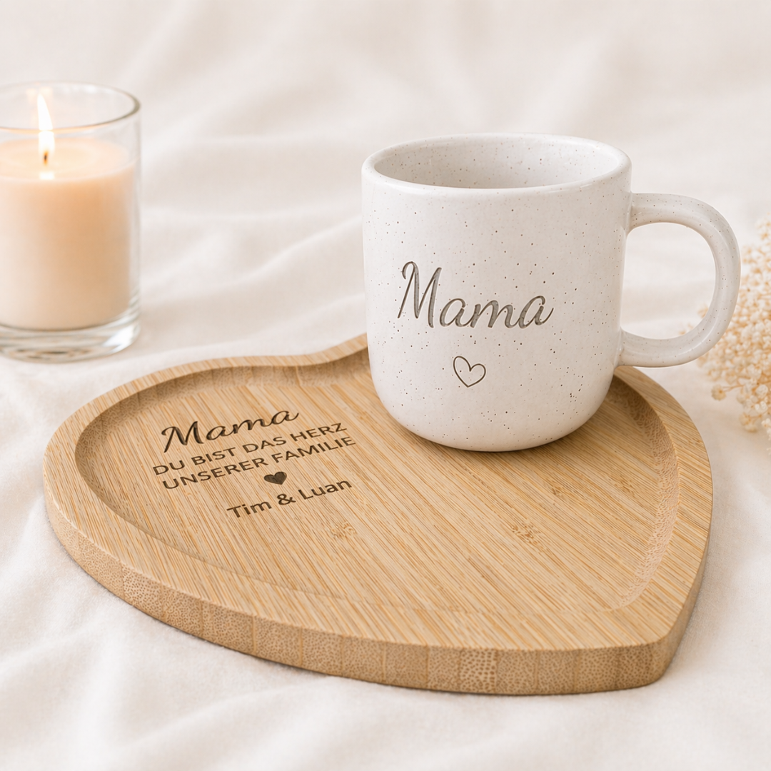 Muttertagsgeschenk Mama personalisiert – Tasse Mama & Herz Tablett mit Gravur | Geschenk für Mama & Oma | Du bist das Herz unserer Familie + Namen