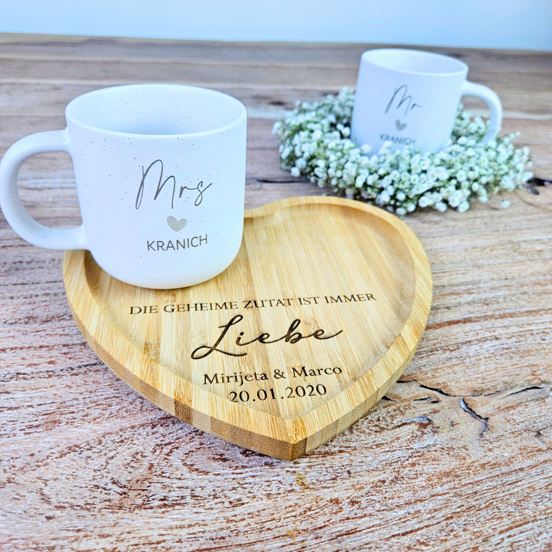 Hochzeitsgeschenk personalisiert – Mr & Mrs Tassen mit Namen & Herz-Tablett | Geschenk für das Brautpaar | Steingut Tasse Neutral