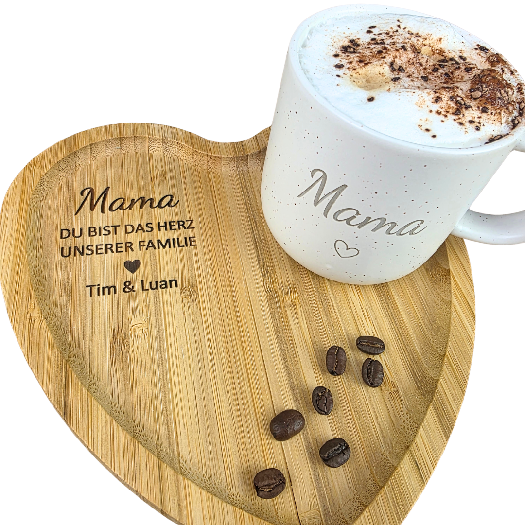 Muttertagsgeschenk Mama personalisiert – Tasse Mama & Herz Tablett mit Gravur | Geschenk für Mama & Oma | Du bist das Herz unserer Familie + Namen