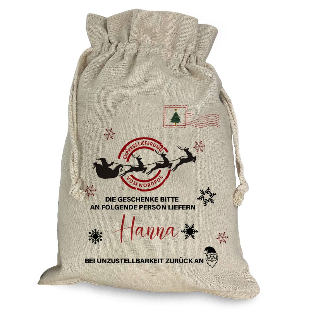 Personalisierter Nikolaussack im Postsack-Design mit Name Nicole vor Kaminfeuer – nachhaltige Weihnachtsgeschenkverpackung