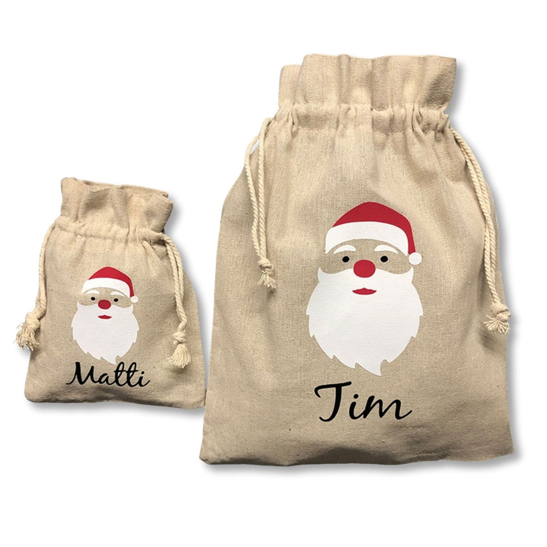 Zwei personalisierte Nikolaussäcke mit Santa-Motiv und Namen – Größenvergleich klein und groß
