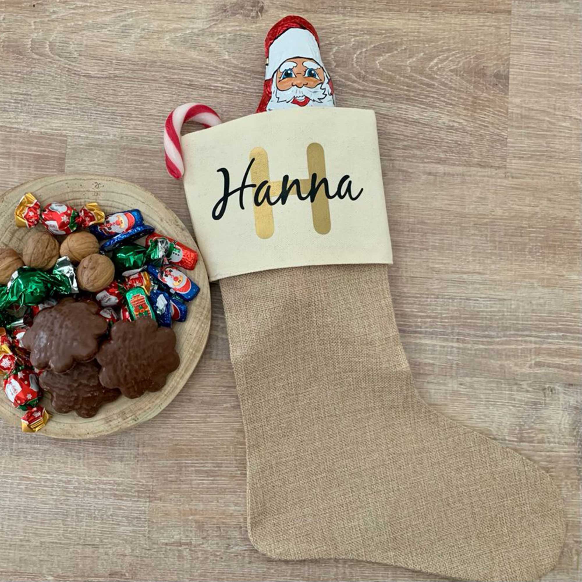 Nikolausstiefel personalisiert mit Name Hanna, befüllt mit Weihnachtsmann, Weihnachtsstrumpf zum Aufhängen